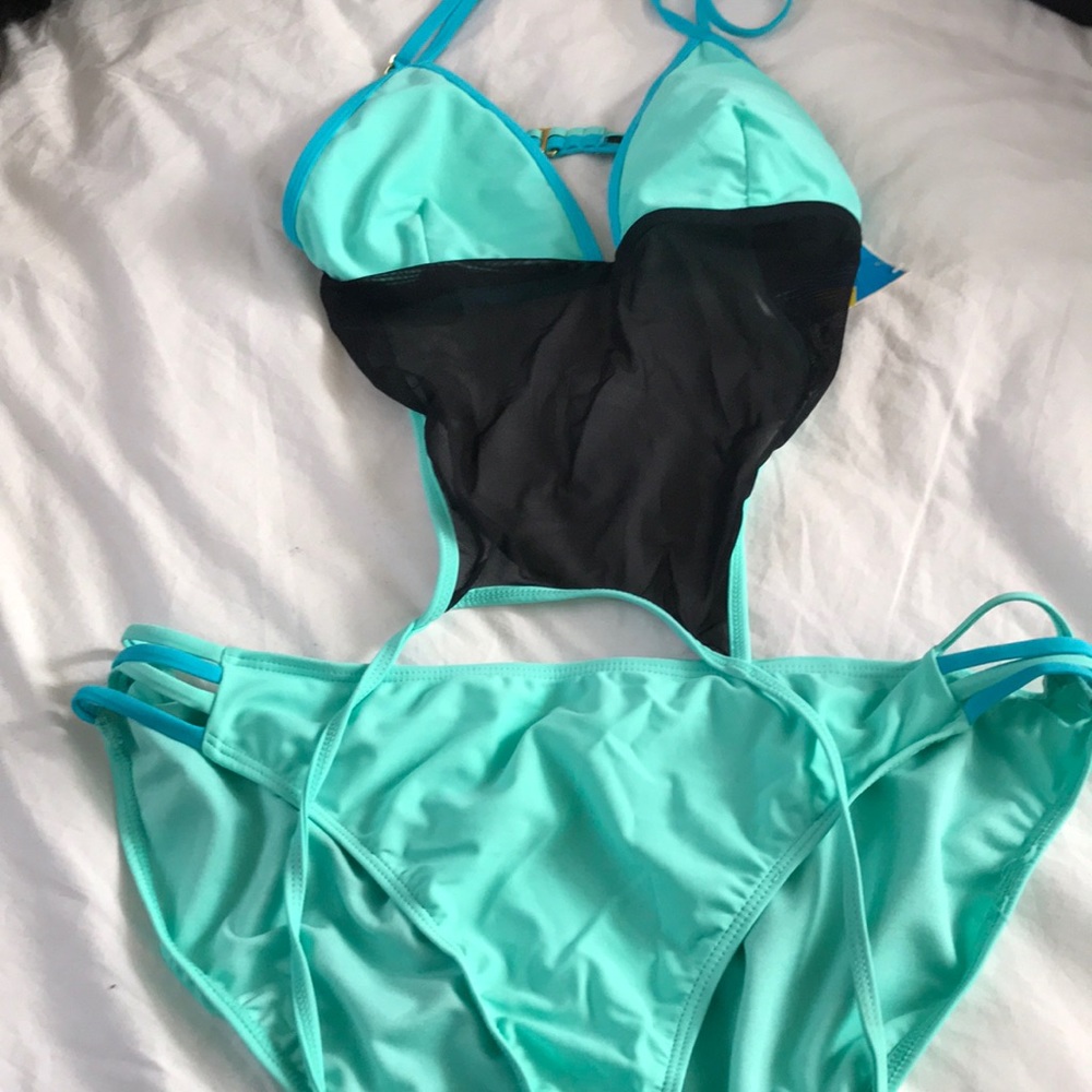 Bikini - Picture 3 of 3